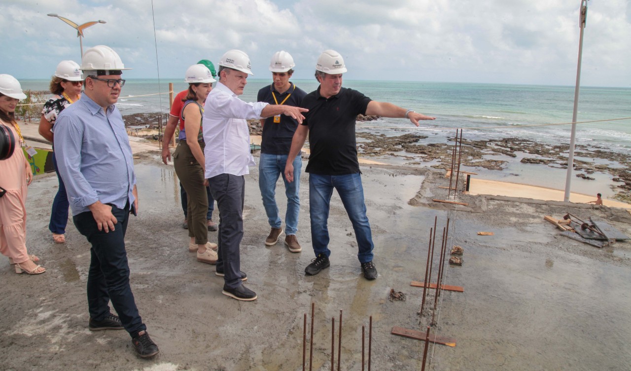 grupo de pessoas em um canteiro de obras